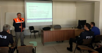 Bayburt'ta Emniyet Personeline Sivil Savunma Ve Yangın Eğitimi Verildi