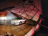 ŞİDDETLİ YAĞIŞ - Bir Hafta Önce Aldığı Aracın Üzerine Çatı Düştü