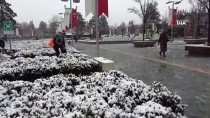 GİZLİ BUZLANMA - Bolu Dağı'nda Kar Yağışı Devam Ediyor