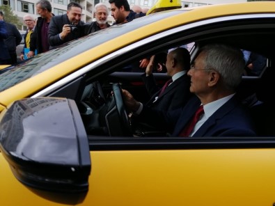 İzmir'de Dijital Ve VIP Taksiler Görücüye Çıktı