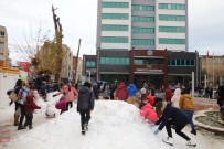 KAR TOPU - Kar Görmeyen Çocuklar İçin Kamyon Kamyon Kar Getirdiler
