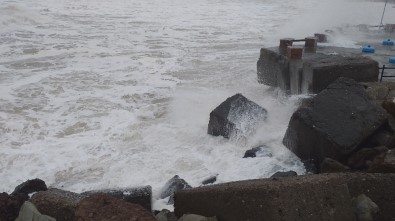 Karadeniz'de Dalga Boyu 7 Metreyi Buldu, Dalgalar Limanı Dövüyor