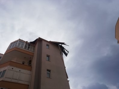 Kayseri'de Şiddetli Rüzgar Çatıları Uçurdu