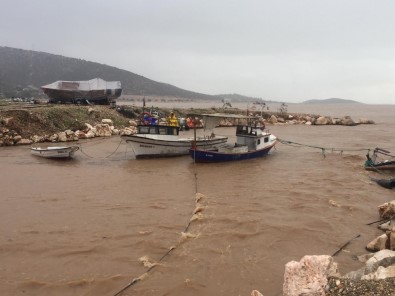 Mersin'de Elektrik Direkleri Devrildi, Fırtına Tekneleri Batırdı