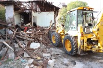 ÇEVRE KIRLILIĞI - Pamukkale'de Metruk Binaların Yıkımına Devam Ediliyor