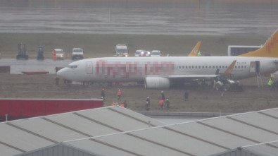 Pistten Çıkan Uçağı Kurtarma Çalışmaları Böyle Görüntülendi