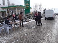 KIŞ LASTİĞİ - Soğuk Havada Jandarmadan Sürücülere Sıcak Çay Jesti