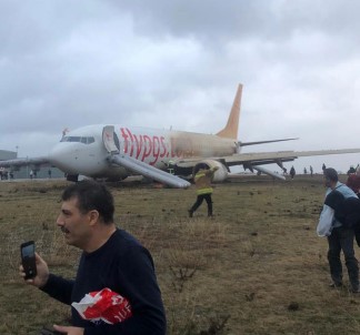 Uçağın Pistten Çıkmasının Ardından Yaşananlar Böyle Görüntülendi