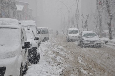 Yüksekova'da Cadde Ve Kaldırımlara Kar Atanlara Ceza