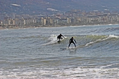 Alanya'da Fırtına Sonrası Sörf Keyfi