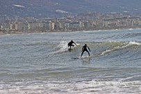 ŞİDDETLİ RÜZGAR - Alanya'da Fırtına Sonrası Sörf Keyfi