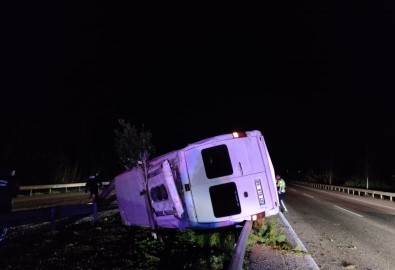 Antalya'da Minibüs Bariyerlere Çarptı Açıklaması 1 Ölü, 3 Yaralı