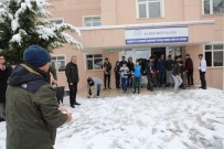 KAR TATİLİ - Elazığ Valisi Kaldırım, Öğrencilerle Kartopu Oynadı