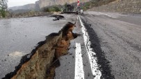 KARGıCAK - Heyelanda Yol Çöktü, Silifke-Karaman Yolu Trafiğe Kapandı
