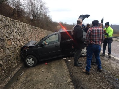 İstinat Duvarına Çarpan Otomobildeki 4 Kişi Yaralandı