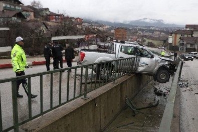 Kamyonet Su Kanalında Asılı Kaldı Açıklaması 2 Yaralı