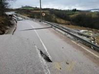 Kocaeli'de Aşırı Yağışlar Nedeniyle Yol Çöktü