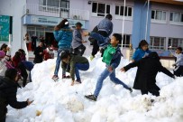 ÖZLEM ÇERÇIOĞLU - Özlem Çerçioğlu Çocukların Kar Özlemini Giderdi