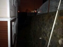 İSTİNAT DUVARI - Sakarya'da İstinat Duvar Çöktü Açıklaması 1 Yaralı, 2 Bina Tahliye Edildi