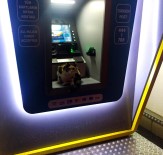 ŞİDDETLİ RÜZGAR - Sokak Kedisi Fırtınadan ATM'ye Sığındı
