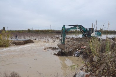Sulama Kanallarında Yaşanan Taşkın Ve Yarılmaların Kapanması İçin Çalışmalar Sürüyor