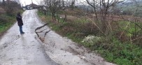 GÖKÇELER - Yağış Sonrası Çöken Yola Belediye Ekipleri Müdahale Ediyor