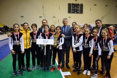 Balıkesir'de Başarılı Okul Sporcularına Ödülleri Törenle Verildi
