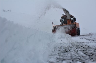 Elazığ'da Kar 136 Köy Yolunu Ulaşıma Kapattı