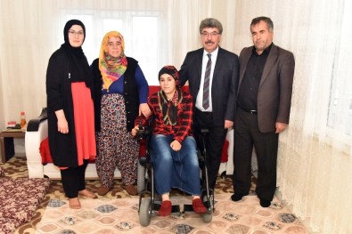 Engelli Genç Kız Akülü Tekerlekli Sandalyesine Kavuştu