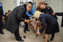 SOSYAL SORUMLULUK PROJESİ - Islak Çorabını Çıkardığı Öğrencinin Ayağını Mendille Kuruladı