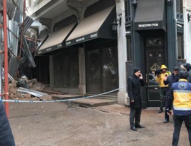 İstanbul'da inşaat halindeki bina çöktü