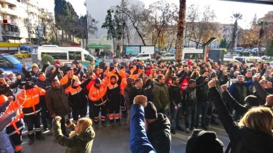 Karşıyaka Belediyesinde İşçiler Maaşları İçin Eylemde