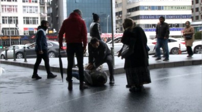 (Özel) Mecidiyeköy'de Tenis Raketi Ve Makasla Birbirlerine Saldırdılar