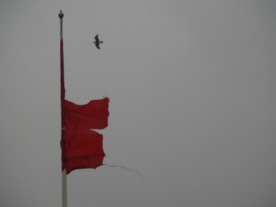 (Özel) Taksim'de Yırtılan Dev Türk Bayrağı Değiştirildi