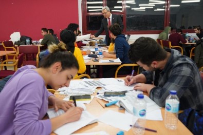 Rektör Budak'tan Sınav Dönemindeki Öğrencilere Moral Ziyareti