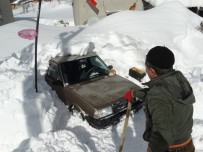 KAR KALINLIĞI - Safa Köyünde Kar Kalınlığı 3 Metreye Geçti
