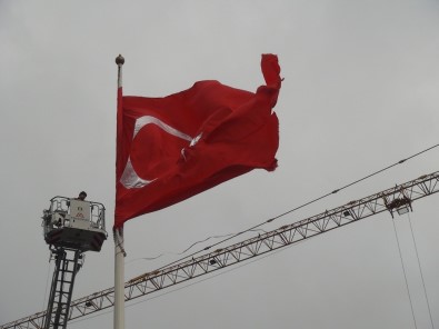 Taksim'de Yırtılan Dev Türk Bayrağı Değiştirildi