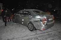 MEHDI - Yüksekova'da Maddi Hasarlı Trafik Kazası
