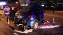 İzmir'de Aydınlatma Direğine Çarpan Otomobilin Sürcüsü Ağır Yaralandı