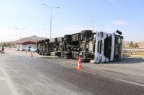 Sivas'ta Tır Devrildi Açıklaması 1 Yaralı