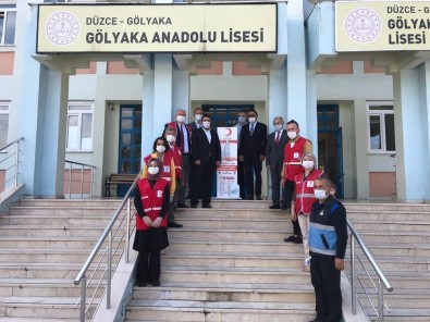 Kızılay'dan İlkokul Öğrencilerine Kırtasiye, Liselere Dezenfektan