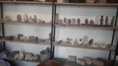Suriyeli Arkeolog Tarihi Taşa Dokuyor