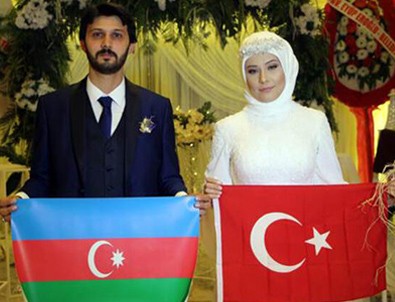 Türk ve Azerbaycan bayrağı açtılar...