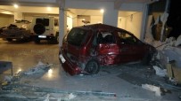 Antalya'da Virajı Alamayan Otomobil Dükkana Girdi  Açıklaması1 Yaralı