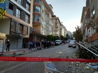 Avcılar'da Bir Binanın Balkonu Çöktü