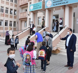 Başkan Dutlulu, İlk Ders Zilinde Öğrencilerin Yanında Oldu