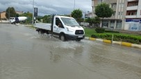 Burhaniye'de Sağanak Yağış Yolları Göle Çevirdi