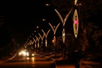 Erciş Belediyesi Kışla Caddesi'ni Dekoratif Direklerle Aydınlattı