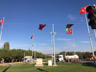 Kepsut'un Girişine Türk Ve Azerbaycan Bayrağı Asıldı