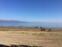 Motorcular Göldeki Çekilmeye Dikkat Çekti